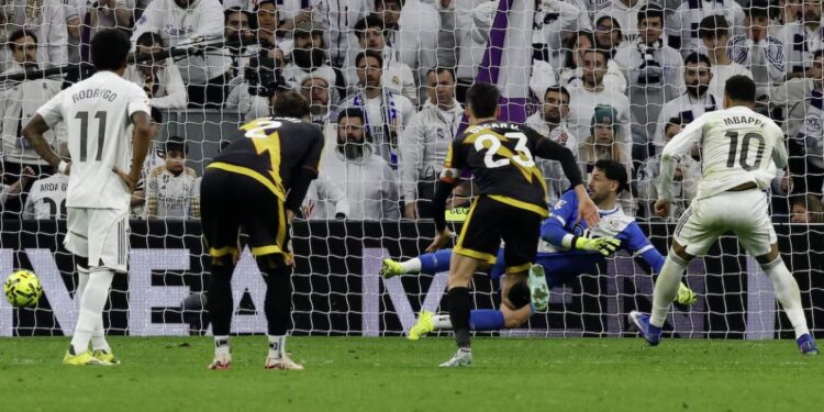 Real Madrid gana “a puras cachas” y con un penalito de Mbappé en los últimos minutos