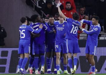 El Real Madrid cambia la cara para imponerse al Benfica en Lisboa y encarrila los playoff de Champions