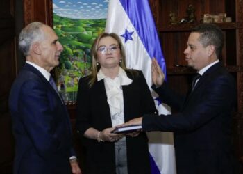 Presidente Nasry Asfura juramenta a Héctor Vidal como presidente de Banadesa