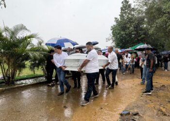 Bajo la lluvia y con lágrimas, así le dan el último adiós a Valeria Alvarado, la estudiante de Medicina que fue hallada muerta tras varios días desaparecida. Imagen cortesía: Diario La Prensa