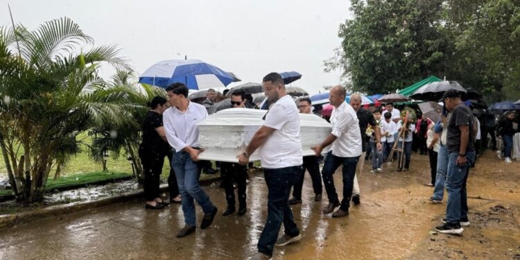 Bajo la lluvia y con lágrimas, así le dan el último adiós a Valeria Alvarado, la estudiante de Medicina que fue hallada muerta tras varios días desaparecida. Imagen cortesía: Diario La Prensa