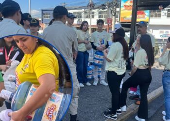 ¡Apoyemos la Megacolecta 2026! Voluntarios recorren la capital con cientos de botellones por los niños con cáncer