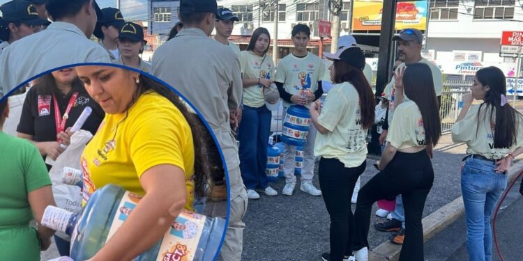 ¡Apoyemos la Megacolecta 2026! Voluntarios recorren la capital con cientos de botellones por los niños con cáncer