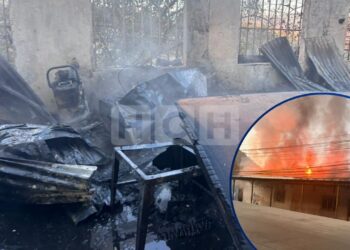 ¡Lamentable! Incendio arrasa taller de muebles en la salida al sur de la capital