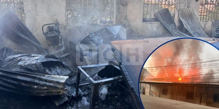 ¡Lamentable! Incendio arrasa taller de muebles en la salida al sur de la capital