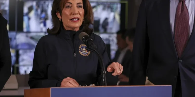 La gobernadora de Nueva York pide a la Casa Blanca un alto a las redadas «agresivas e ilegales»