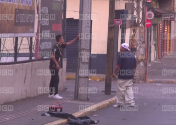 ¡El que mal anda, mal acaba! Detienen a dos supuestos ladrones que se “dieron en la madre” mientras robaban baterías de carros en El Guanacaste, TGU