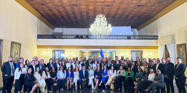 Presidente Asfura juramenta nuevos directores de hospitales, jefes regionales de salud y gerentes administrativos