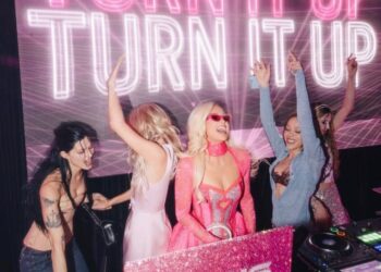 Paris Hilton transforma Los Ángeles en un paraíso rosa con su deslumbrante Paris Land