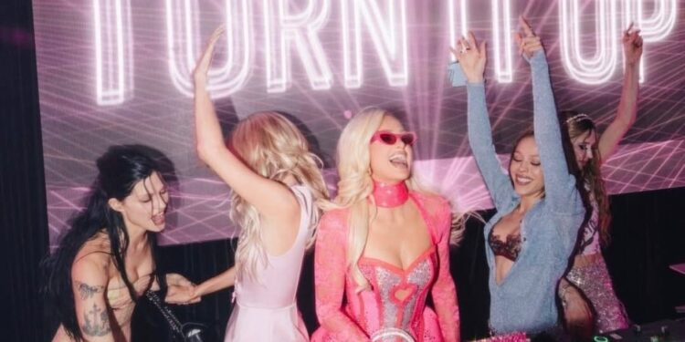 Paris Hilton transforma Los Ángeles en un paraíso rosa con su deslumbrante Paris Land