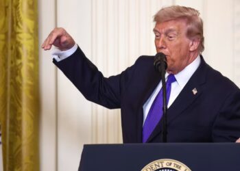 Trump afirma que Irán “se ha rendido ante sus vecinos” y promete un ataque “muy duro” contra el país