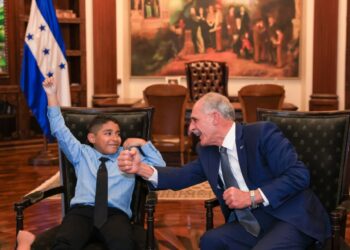 Presidente Nasry Asfura recibe a niño talentoso que sueña con ser astronauta y poner en alto el nombre de Honduras