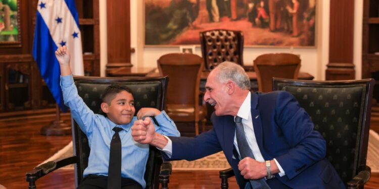 Presidente Nasry Asfura recibe a niño talentoso que sueña con ser astronauta y poner en alto el nombre de Honduras