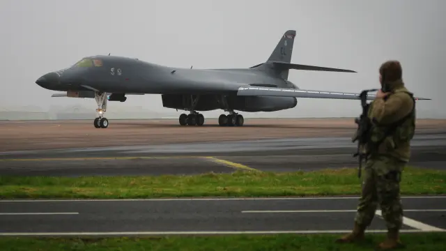 Llega a Inglaterra el primer bombardero estadounidense para la guerra en Irán