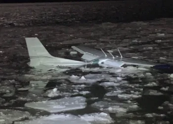 Estados Unidos: Una avioneta se estrella en un río helado en Nueva York y sus dos tripulantes salen ilesos