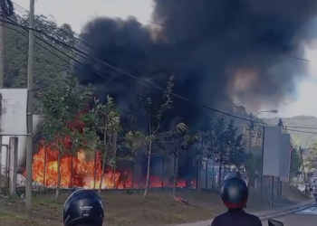 ¡Pérdidas millonarias! Líneas eléctricas con fallas consumen en llamas cuatro contenedores en un predio de Intibucá