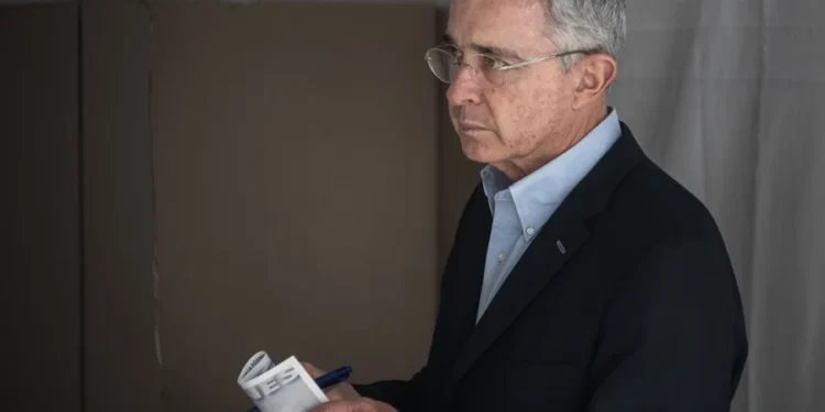 Las elecciones en Colombia dejan cientos de candidatos «quemados», incluido el expresidente Álvaro Uribe