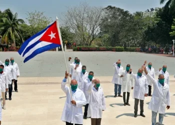 México continuará su acuerdo con médicos cubanos pese a la retirada de países de Latinoamérica