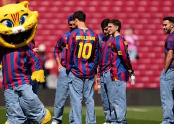 El Barça homenajea a Ronaldinho con la camisa del 10