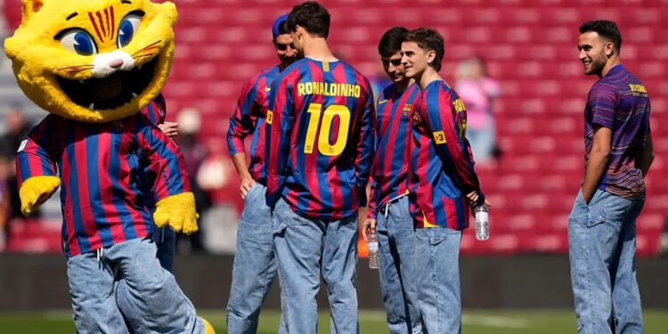 El Barça homenajea a Ronaldinho con la camisa del 10