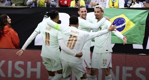 Con un gol de Mbappé, Francia le ganó 2-1 a Brasil en un amistoso con aroma a Mundial