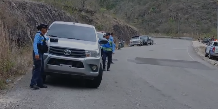 Dos jóvenes de 28 y 20 años pierden la vida en la carretera de Marcala luego que su motocicleta presentó fallas en los frenos