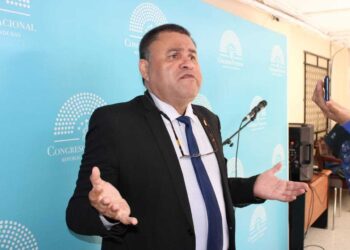 Diputado Carlos Umaña cuestiona la cancelación de médicos por la actual administración y llama a repotenciar el sistema sanitario público