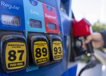Gasolina en Estados Unidos supera los cuatro dólares