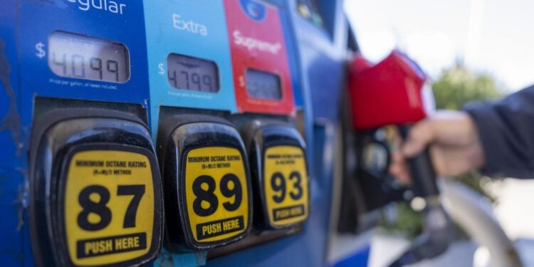 Gasolina en Estados Unidos supera los cuatro dólares