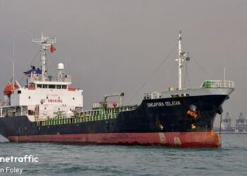 Buque ATHE NOVA atacado en el estrecho de Ormuz, no está autorizado para portar la bandera hondureña según la Marina Mercante
