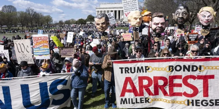 Comienzan las mayores protestas de ‘No Kings’ contra Trump, la guerra en Irán y el ICE