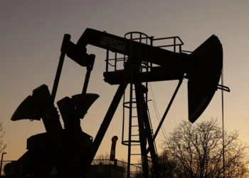 El petróleo de Texas cierra en 90,9 dólares el barril, con su mayor subida semanal desde 1983