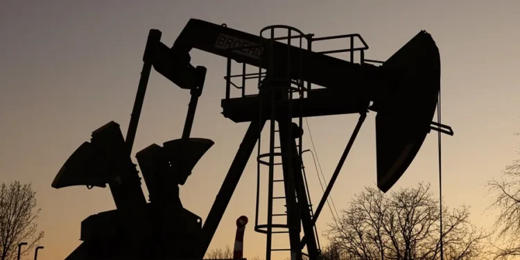 El petróleo de Texas cierra en 90,9 dólares el barril, con su mayor subida semanal desde 1983