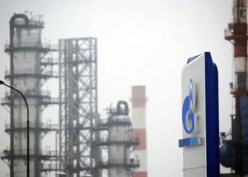 Estados Unidos autoriza la compra temporal de petróleo de Rusia para contener la escalada de precios