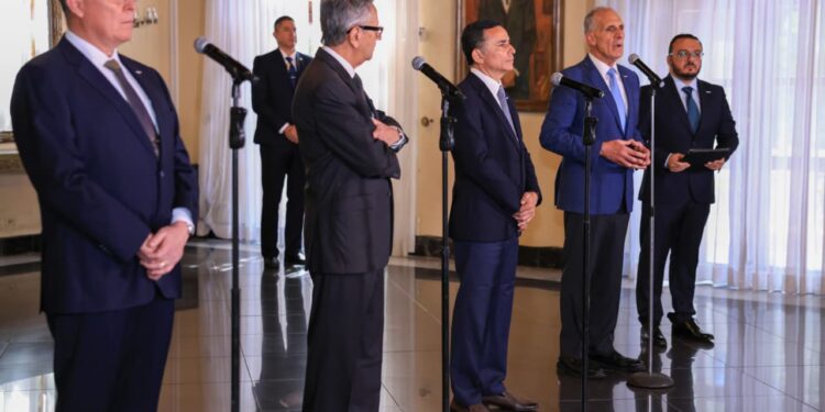 Presidente Asfura anuncia acciones para tratar brutal impacto en costos de los combustibles