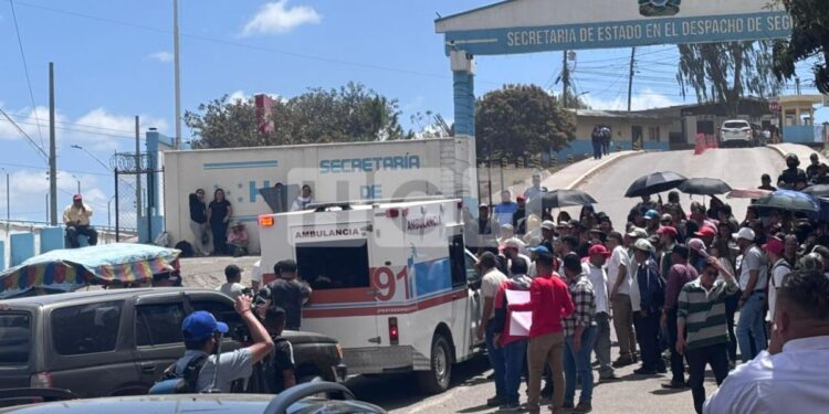 ¡En pie de lucha! Personal del 911 protesta en la Secretaría de Seguridad exigiendo acceso a las instalaciones