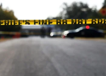 Un hombre muere en un tiroteo con la policía tras impactar un vehículo en una sinagoga de Estados Unidos