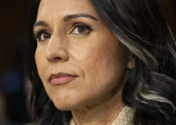 La directora de Inteligencia de Trump dice que el régimen iraní «está intacto, pero degradado»