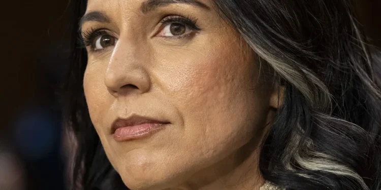 La directora de Inteligencia de Trump dice que el régimen iraní «está intacto, pero degradado»
