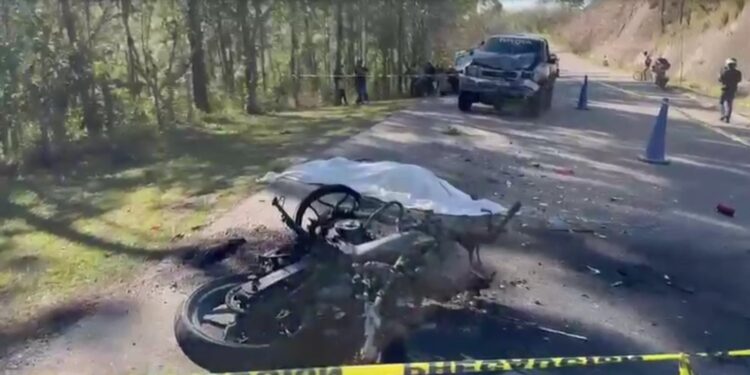 ¡IMPACTANTE! Joven motociclista perece tras colisionar con la parte frontal de un vehículo en Belén, Lempira
