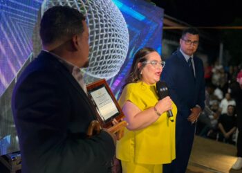 ¡Merecedora! Melissa Martínez de Maldonado es galardonada con un reconocimiento, detalle floral y las llaves del municipio de El Porvenir por ser una hija predilecta