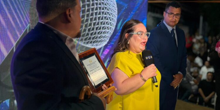 ¡Merecedora! Melissa Martínez de Maldonado es galardonada con un reconocimiento, detalle floral y las llaves del municipio de El Porvenir por ser una hija predilecta