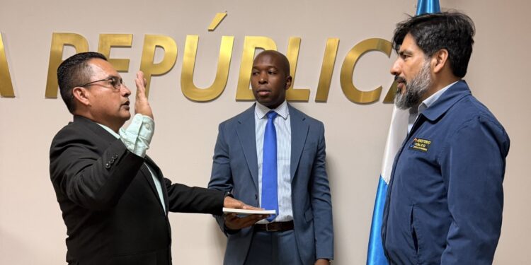 Fiscal Johel Zelaya juramentó a Jaime Quintanilla como nuevo director de la Agencia Técnica de Investigación Criminal (ATIC)