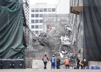 Colapsa edificio en alcaldía Cuauhtémoc; al menos un muerto, dos atrapados y un herido