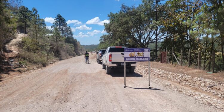 Comienza pavimentación de carretera a Lepaterique y preparan tramo para colocar concreto