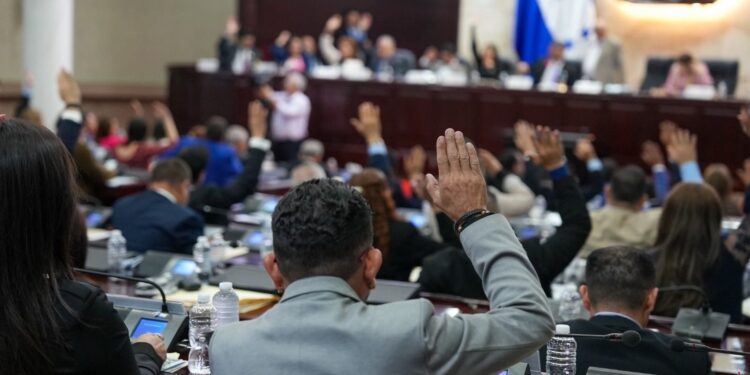 Congreso Nacional aprueba préstamo para pavimentar carretera desde La Ceiba hasta Puerto Castilla