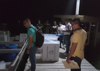 Con calma y tranquilidad, distribuyen material electoral en Guanaja para elecciones repetidas municipales