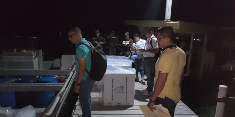 Con calma y tranquilidad, distribuyen material electoral en Guanaja para elecciones repetidas municipales