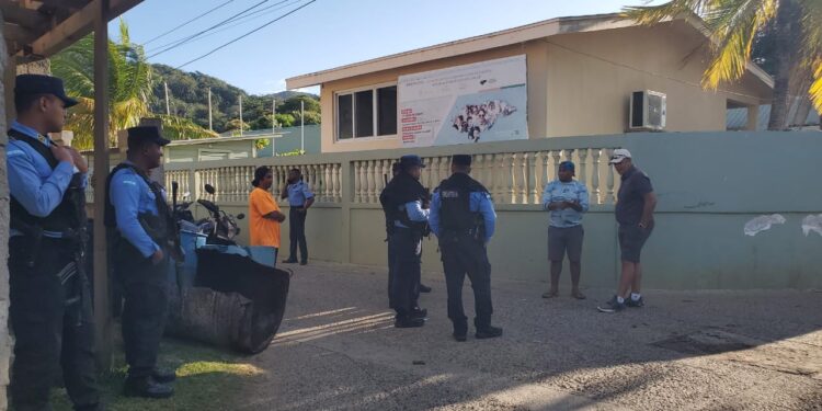 Entre denuncias que "Guanaja está tomada por los narcos" y "Los cachurecos están ocasionando disturbios", así se desarrollan las fracasadas elecciones