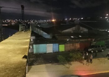 Demuelen deteriorado y abandonado puente peatonal frente al mercado Zonal Belén de la capital